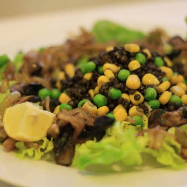 Salát z černé čočky Beluga s karamelovou cibulkou