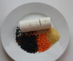 Kuskus s čočkou, kozím sýrem a cibulovými kroužky