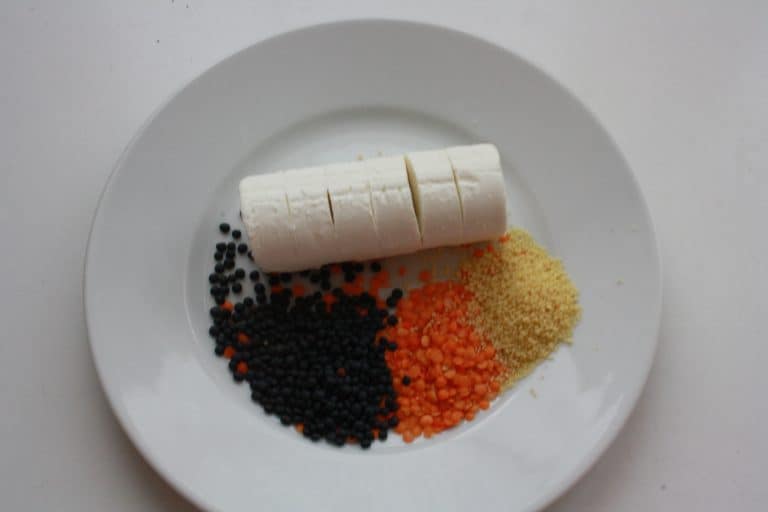 Kuskus s čočkou, kozím sýrem a cibulovými kroužky