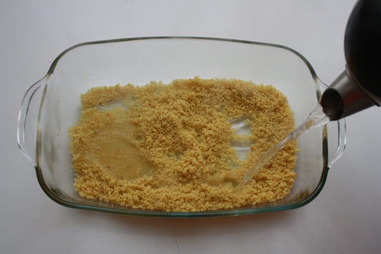 Kuskus s čočkou, kozím sýrem a cibulovými kroužky