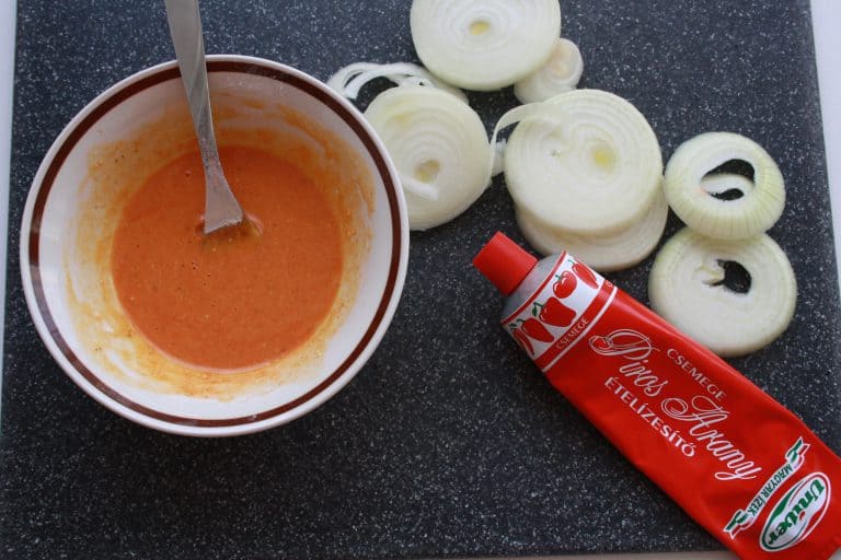 Kuskus s čočkou, kozím sýrem a cibulovými kroužky