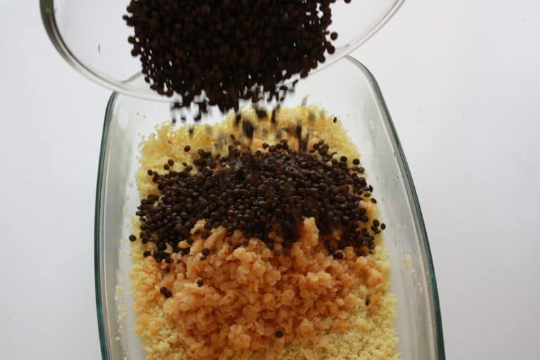 Kuskus s čočkou, kozím sýrem a cibulovými kroužky