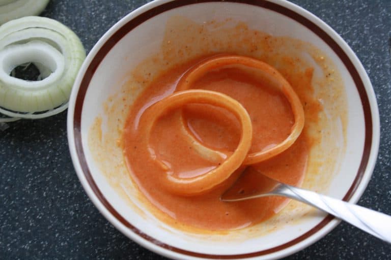 Kuskus s čočkou, kozím sýrem a cibulovými kroužky