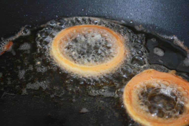 Kuskus s čočkou, kozím sýrem a cibulovými kroužky