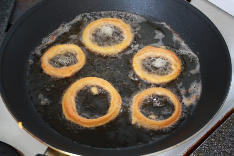 Kuskus s čočkou, kozím sýrem a cibulovými kroužky