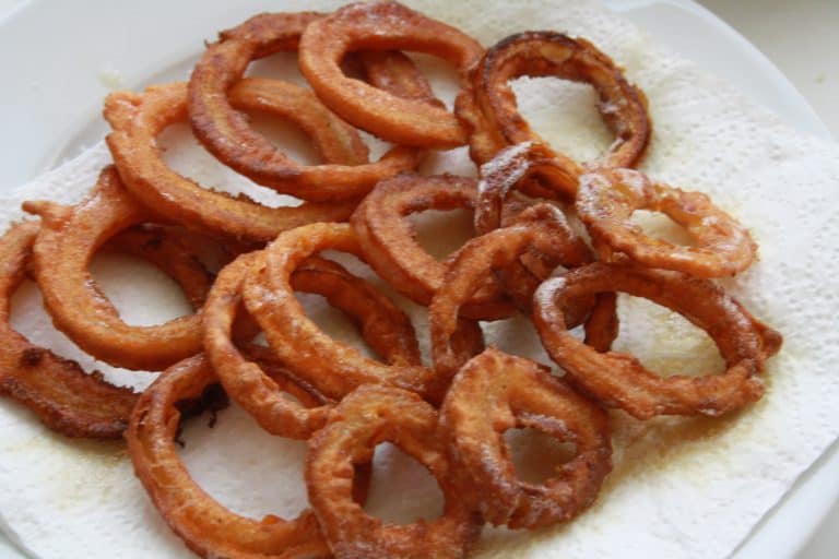 Kuskus s čočkou, kozím sýrem a cibulovými kroužky