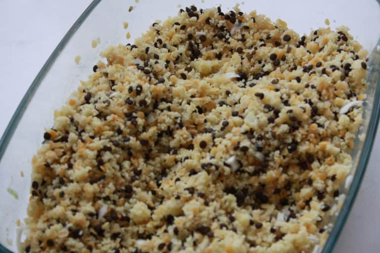 Kuskus s čočkou, kozím sýrem a cibulovými kroužky