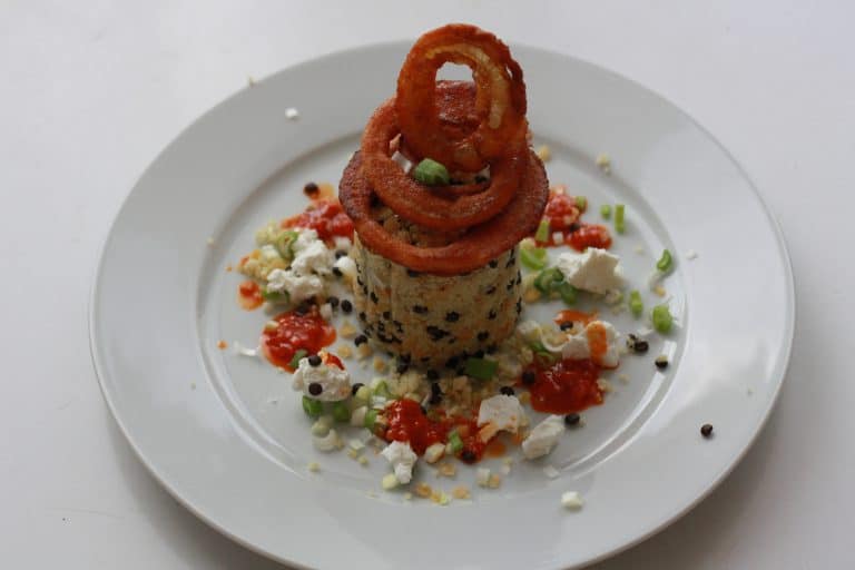 Kuskus s čočkou, kozím sýrem a cibulovými kroužky