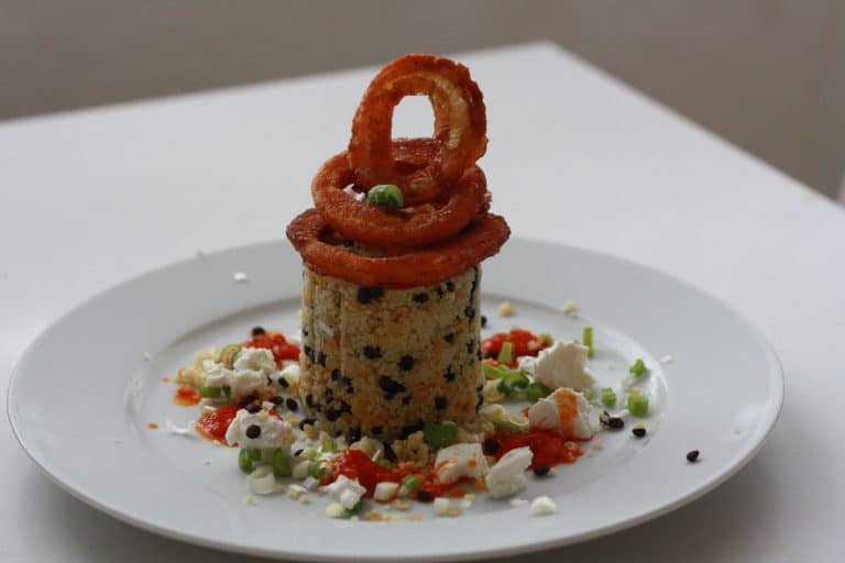 Kuskus s čočkou, kozím sýrem a cibulovými kroužky