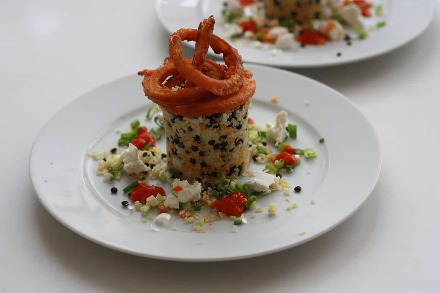 Kuskus s čočkou, kozím sýrem a cibulovými kroužky