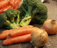 Zapečená zelenina s rajčatovým bešamelem