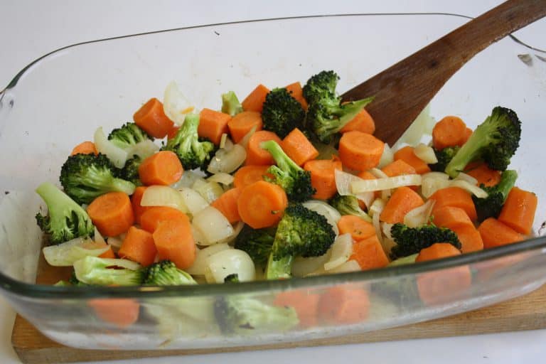 Zapečená zelenina s rajčatovým bešamelem