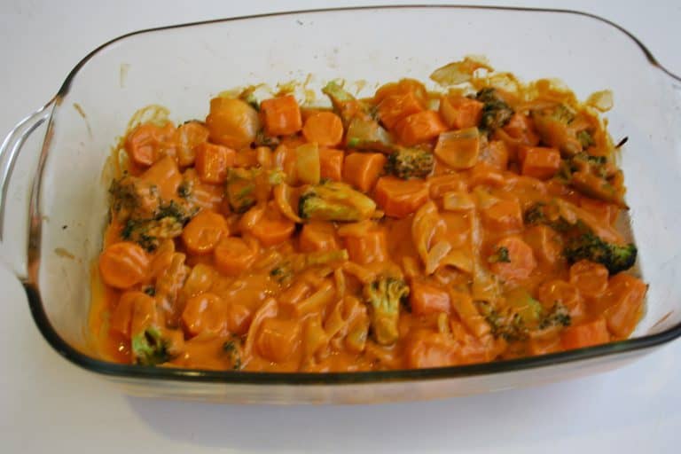 Zapečená zelenina s rajčatovým bešamelem