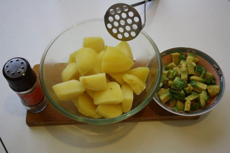 Šťouchané brambory s avokádem