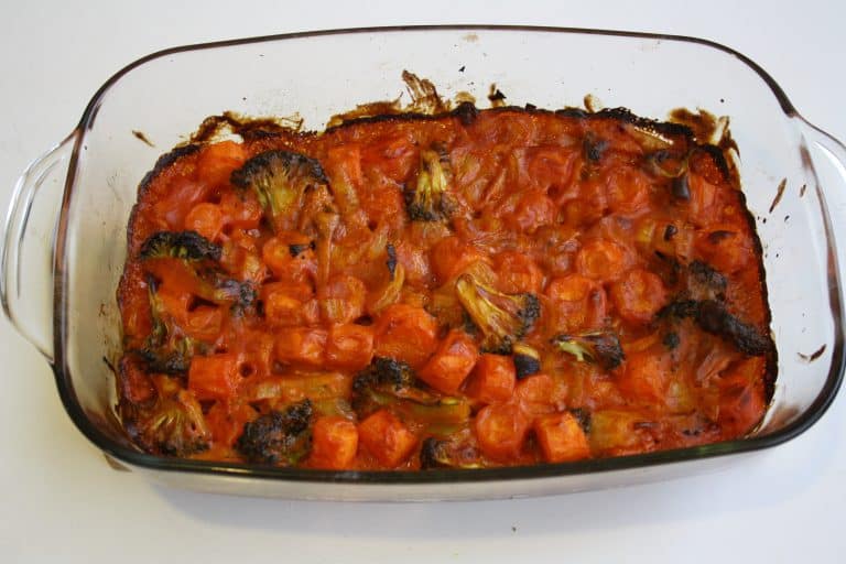 Zapečená zelenina s rajčatovým bešamelem