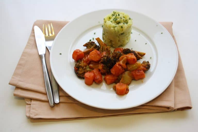 Zapečená zelenina s rajčatovým bešamelem