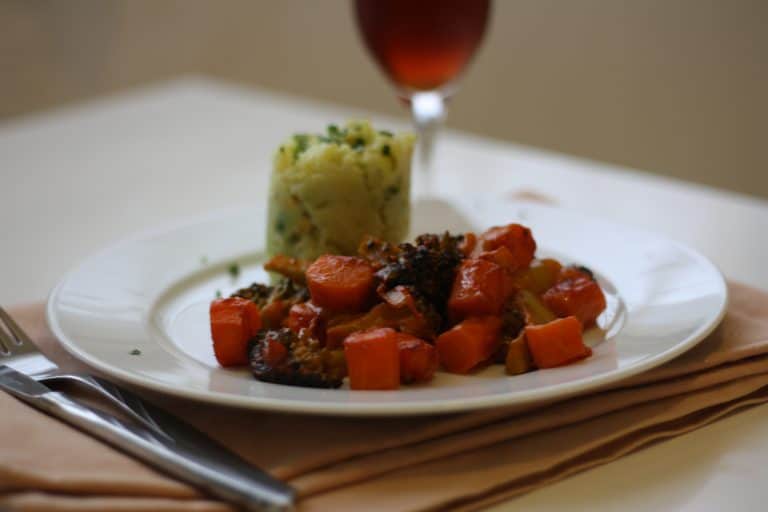 Zapečená zelenina s rajčatovým bešamelem