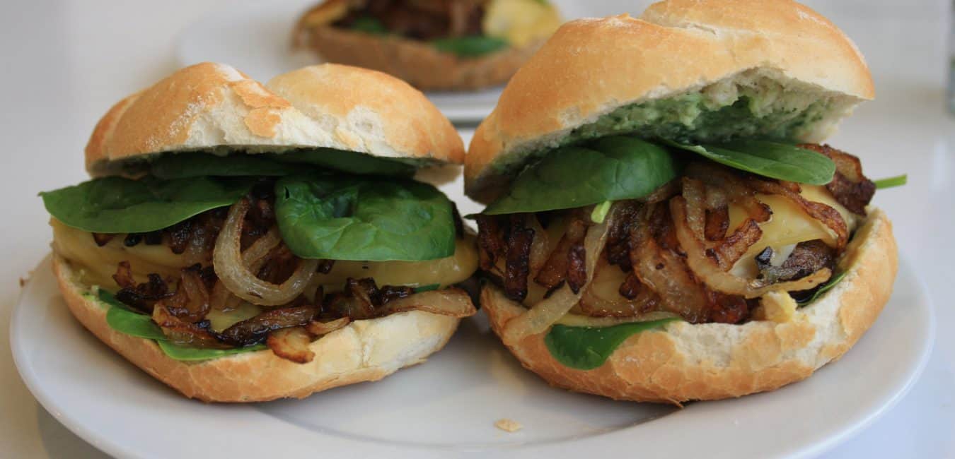 PortoBello burger s pestem z medvědího česneku