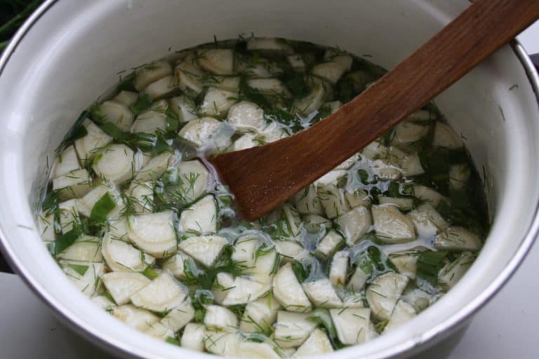 Petrželová polévka s koprem a medvědím česnekem