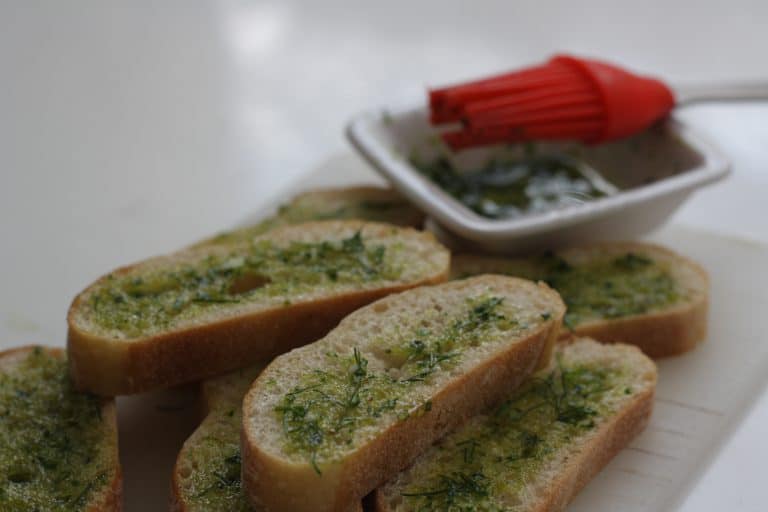 Petrželová polévka s koprem a medvědím česnekem