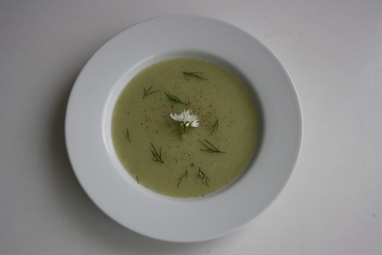 Petrželová polévka s koprem a medvědím česnekem