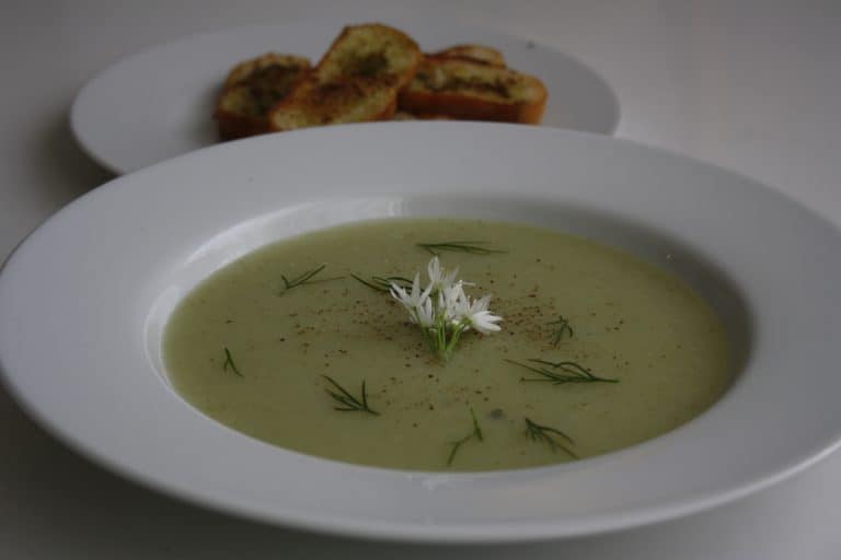 Petrželová polévka s koprem a medvědím česnekem