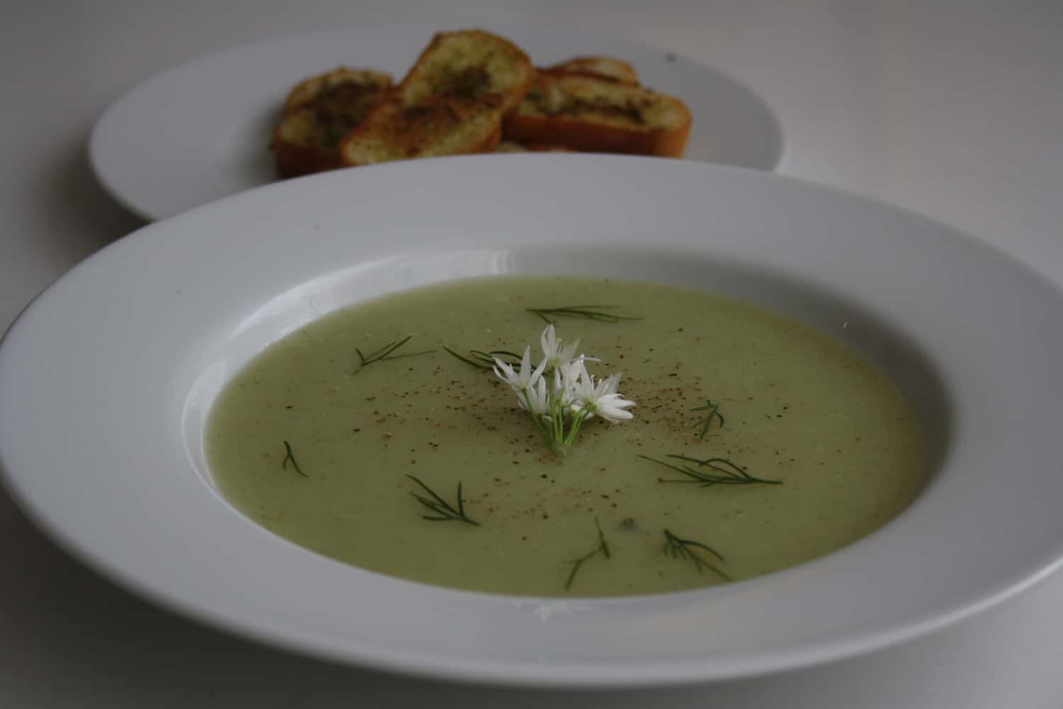 Petrželová polévka s koprem a medvědím česnekem