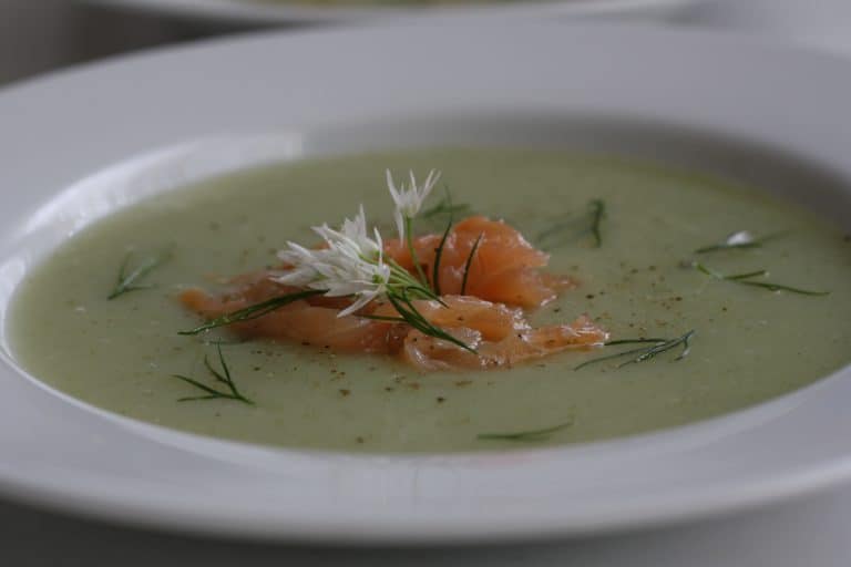 Petrželová polévka s koprem a medvědím česnekem