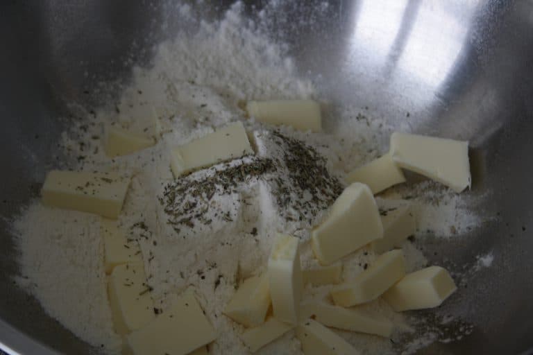 Žampionové koláčky s jarní cibulkou