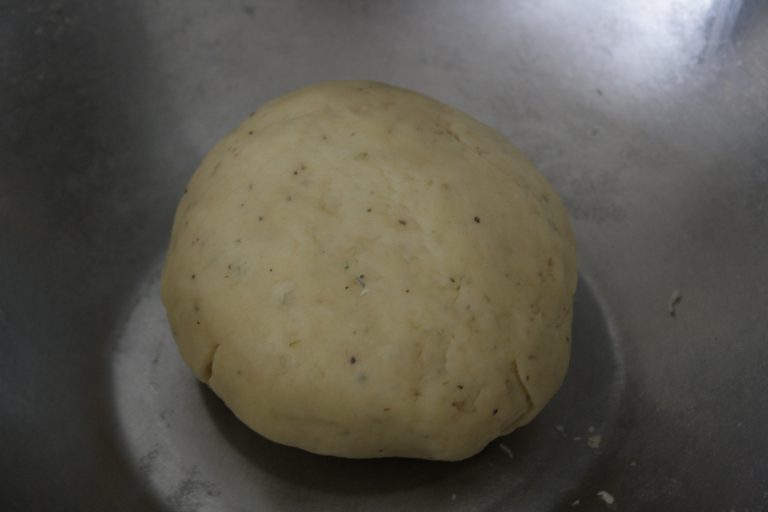 Žampionové koláčky s jarní cibulkou