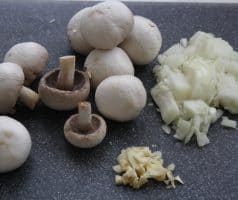 Žampionové koláčky s jarní cibulkou