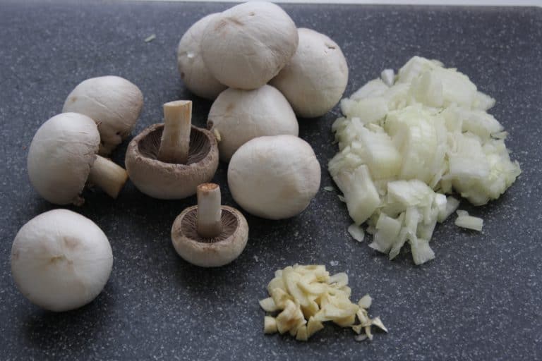 Žampionové koláčky s jarní cibulkou