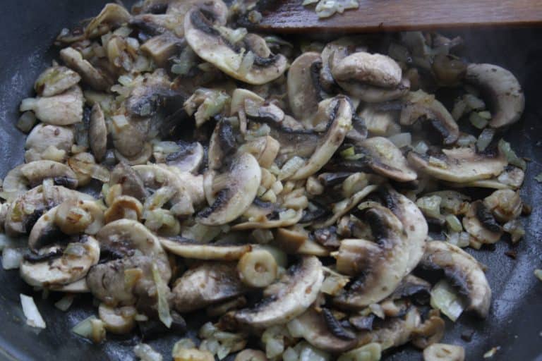 Žampionové koláčky s jarní cibulkou