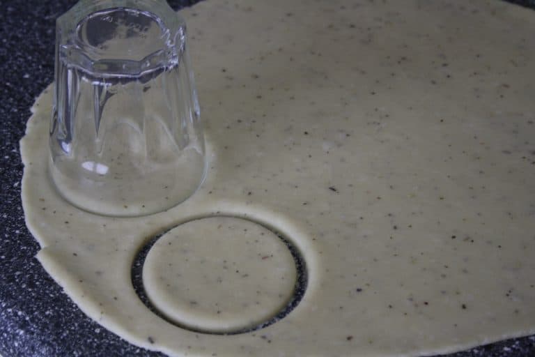 Žampionové koláčky s jarní cibulkou