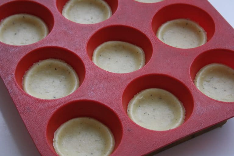 Žampionové koláčky s jarní cibulkou