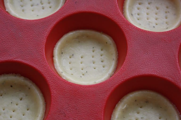 Žampionové koláčky s jarní cibulkou