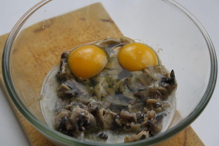 Žampionové koláčky s jarní cibulkou