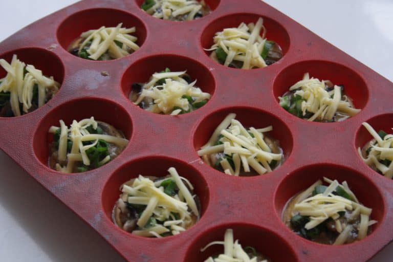 Žampionové koláčky s jarní cibulkou