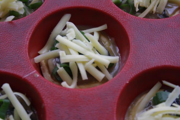 Žampionové koláčky s jarní cibulkou