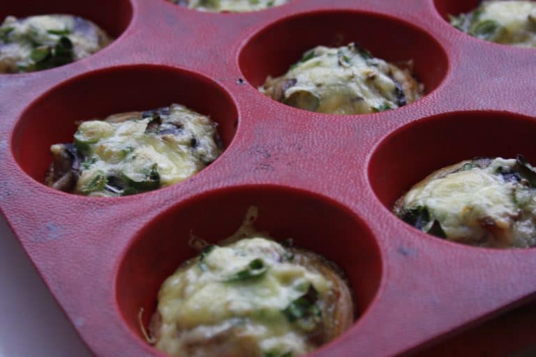 Žampionové koláčky s jarní cibulkou