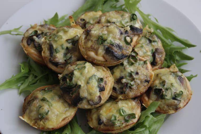 Žampionové koláčky s jarní cibulkou