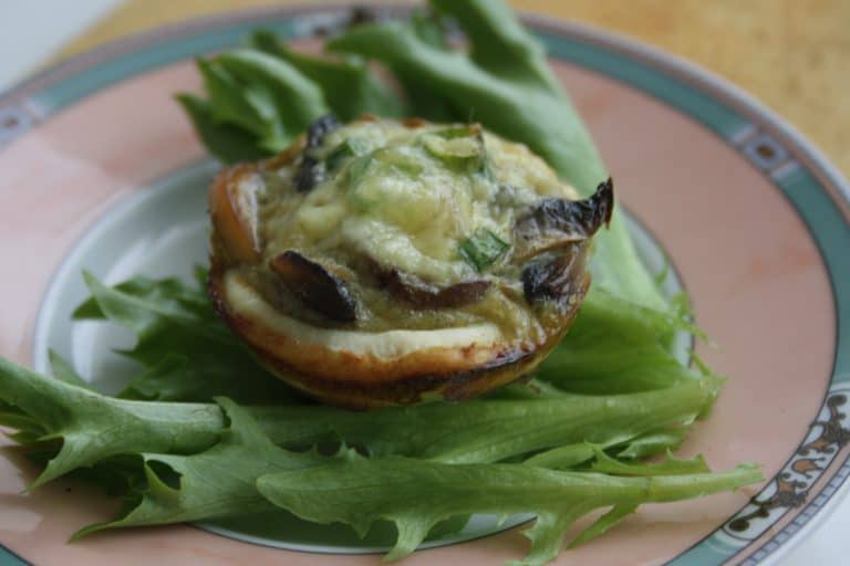 Žampionové koláčky s jarní cibulkou