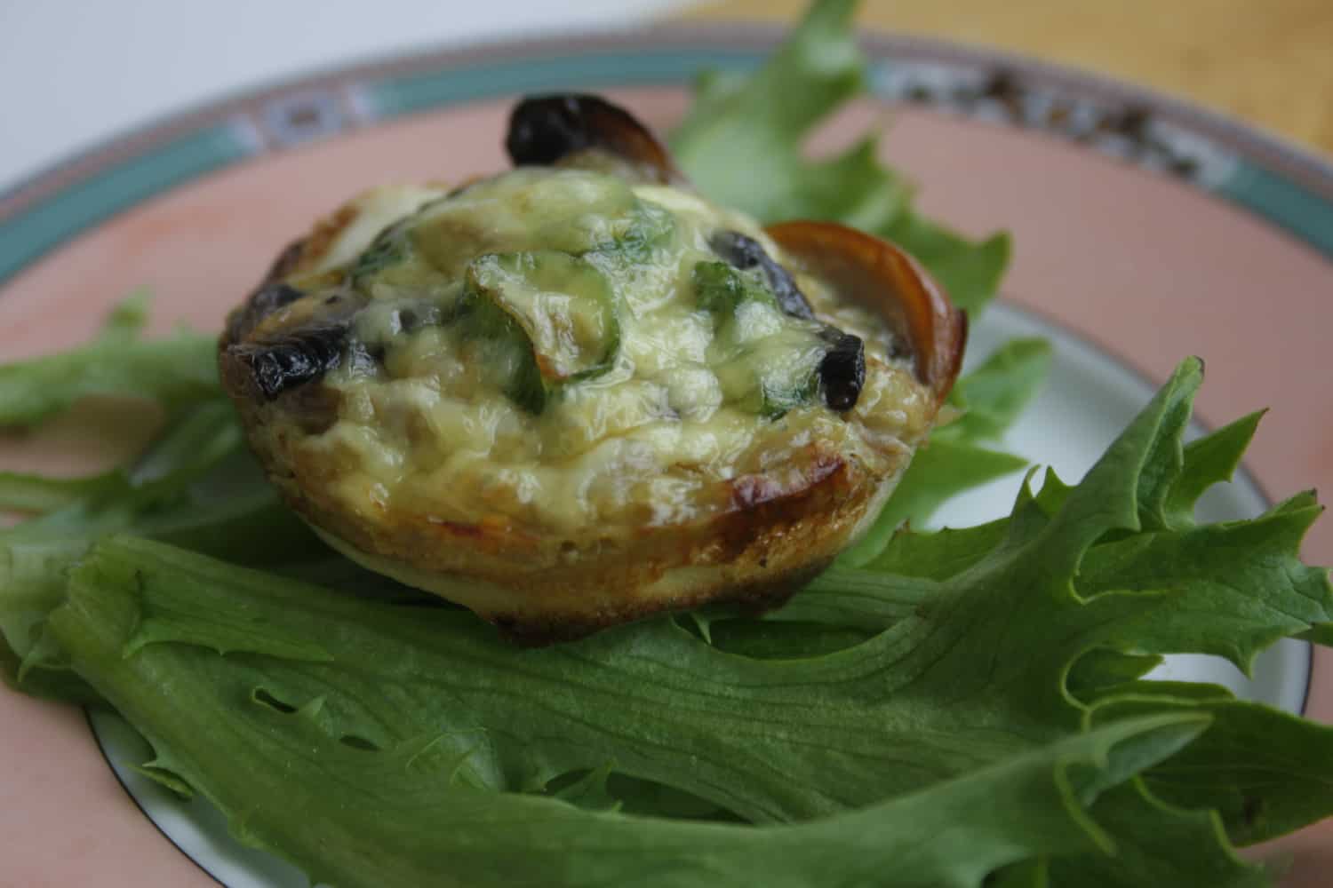 Žampionové koláčky s jarní cibulkou