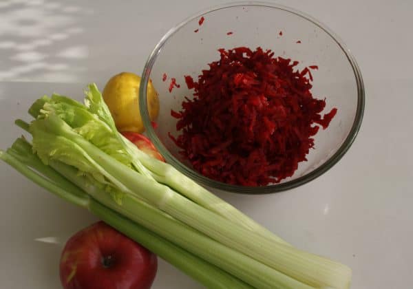 Salát z červené řepy, jablka a řapíkatého celeru