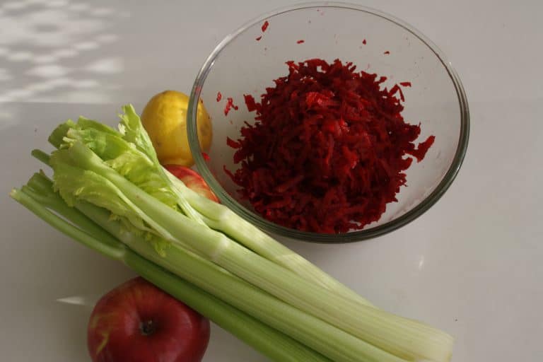 Salát z červené řepy, jablka a řapíkatého celeru