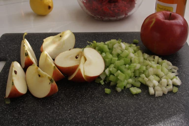 Salát z červené řepy, jablka a řapíkatého celeru