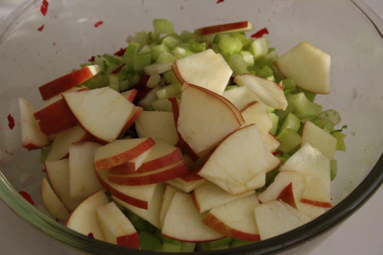 Salát z červené řepy, jablka a řapíkatého celeru