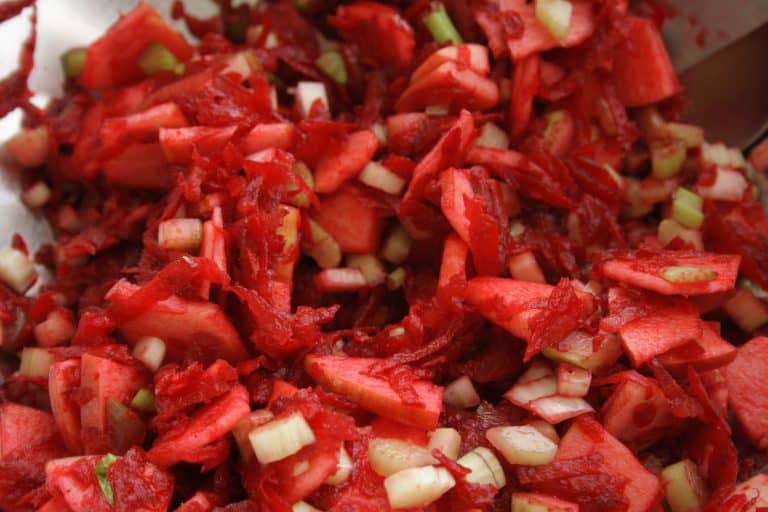 Salát z červené řepy, jablka a řapíkatého celeru