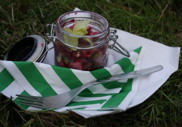 Salát z červené řepy, jablka a řapíkatého celeru