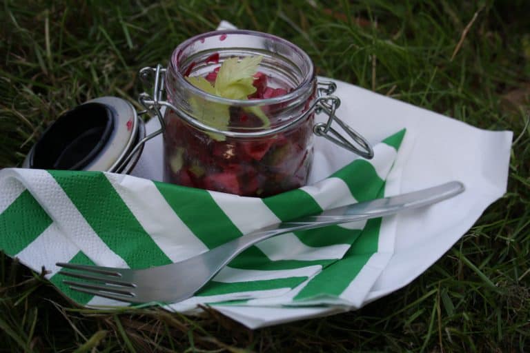 Salát z červené řepy, jablka a řapíkatého celeru